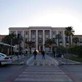 Sulla piazza sorge il Policlinico, il pi� grande ospedale di Bari, la cui edificazione inizi� nel lontano 1936